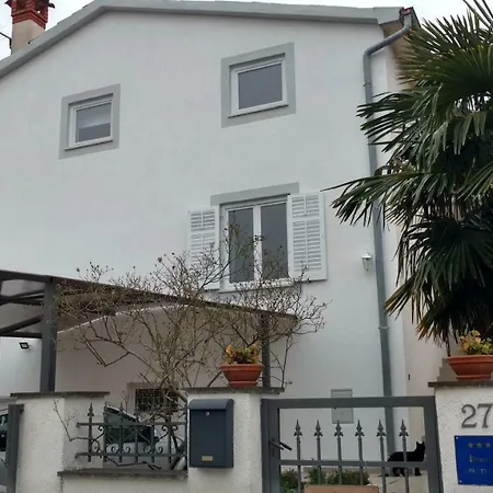 Eli Apartman *